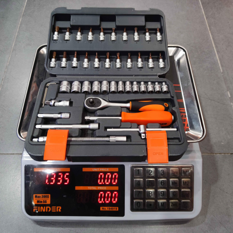 Ratchet socket wrench set